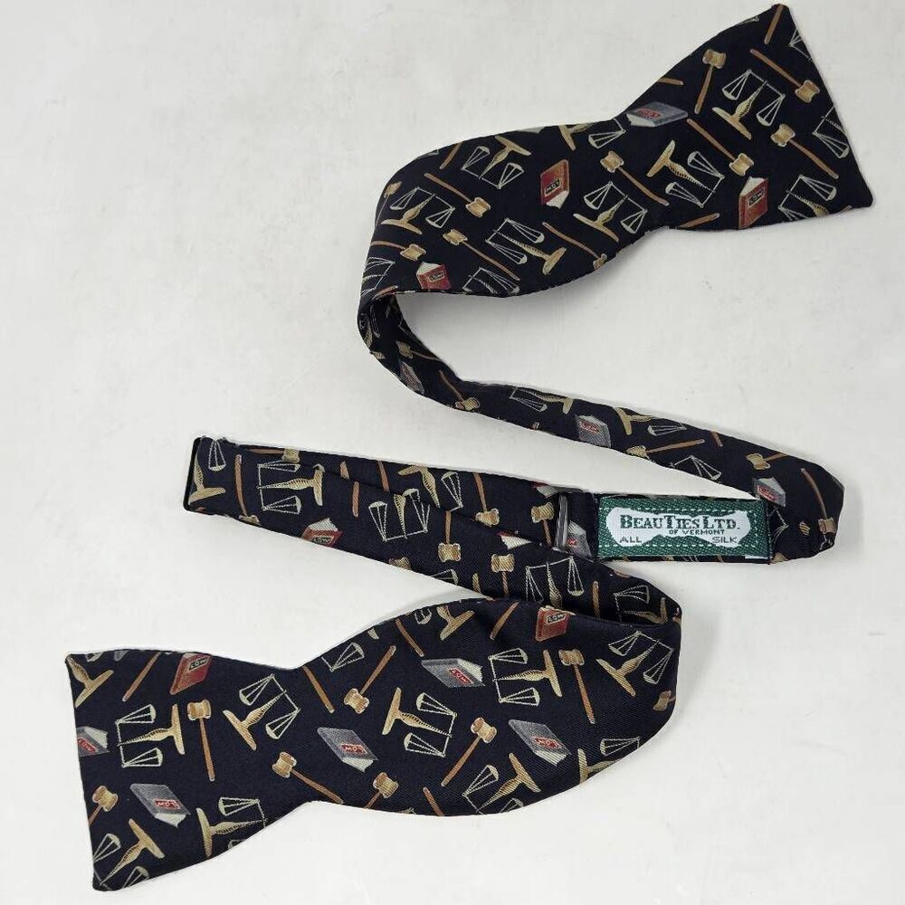 BEAU TIES LTD. OF VERMONT SELF TIE SILK BOW TIE NAVY BLUE LAW LAWYER 3.25"